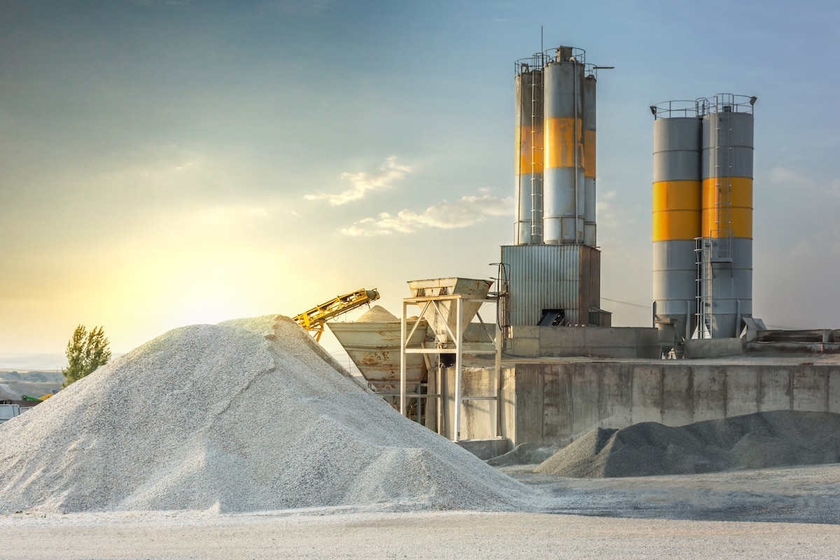 Radar precision supports under-the-pump concrete batching plants