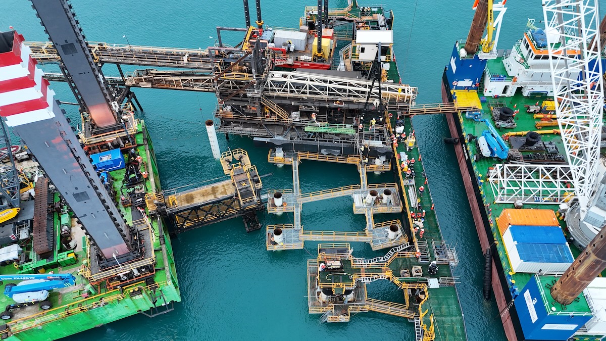 Jack-up barges supported piling works, with 28 piles installed across the site.