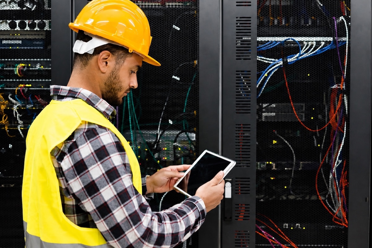 Data centre projects depend on accurate site information to coordinate complex services and trades. (Image: DisobeyArt/stock.adobe.com)